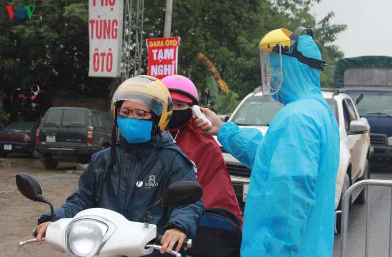 ha noi kiem tra, kiem soat tat ca nguoi va xe ra vao cua ngo thu do hinh 7