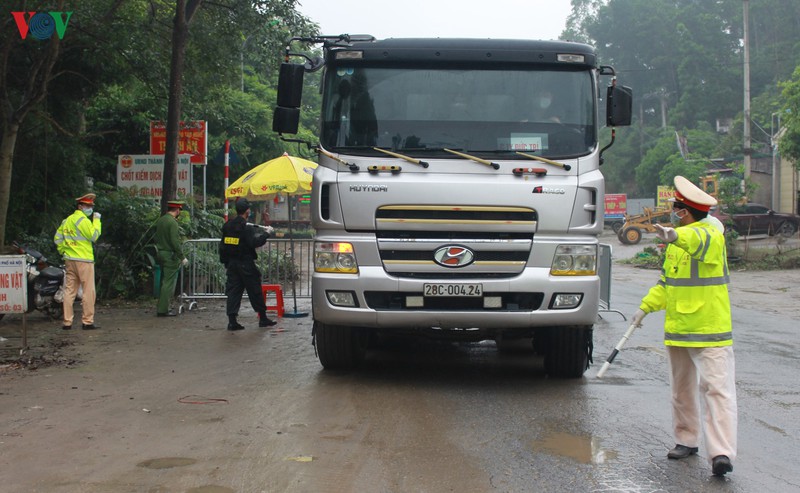 ha noi kiem tra, kiem soat tat ca nguoi va xe ra vao cua ngo thu do hinh 4