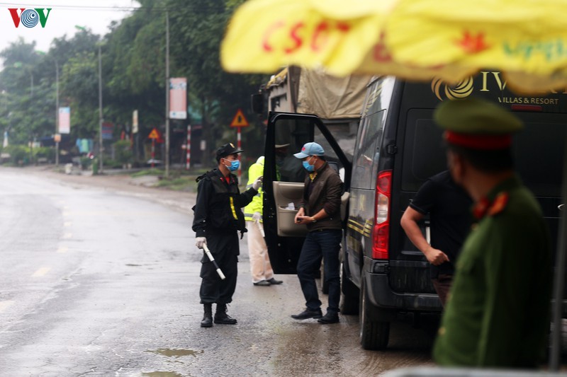 ha noi kiem tra, kiem soat tat ca nguoi va xe ra vao cua ngo thu do hinh 5