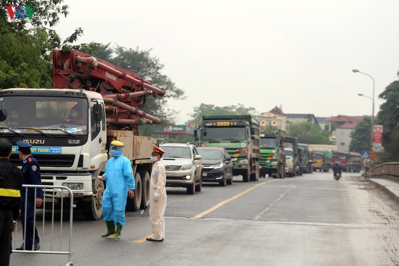 ha noi kiem tra, kiem soat tat ca nguoi va xe ra vao cua ngo thu do hinh 3