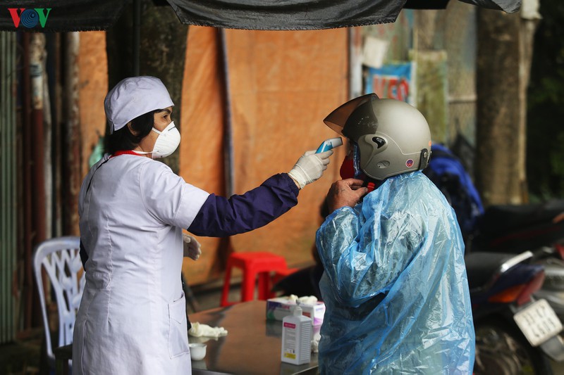 ha noi kiem tra, kiem soat tat ca nguoi va xe ra vao cua ngo thu do hinh 9
