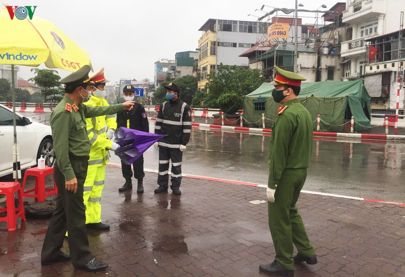 ha noi kiem tra, kiem soat tat ca nguoi va xe ra vao cua ngo thu do hinh 1
