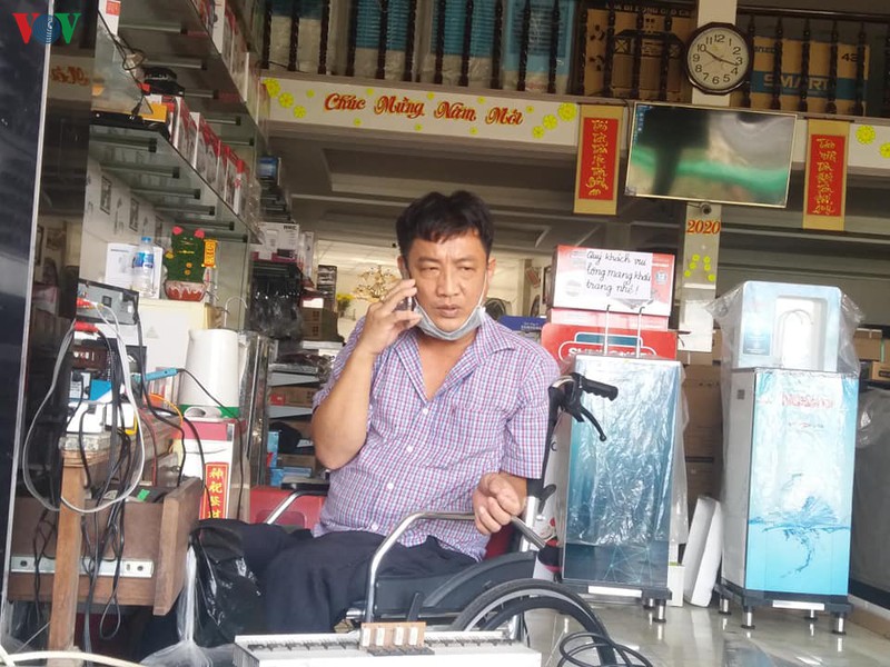 nghi luc vuon len cua mot ng​uoi khuyet tat o tien giang hinh 1