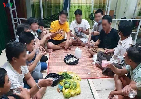 quang binh xu ly nhom nguoi an nhau trong khu cach ly  hinh 1