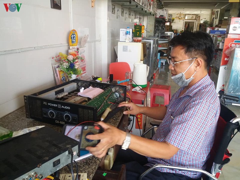 nghi luc vuon len cua mot ng​uoi khuyet tat o tien giang hinh 2