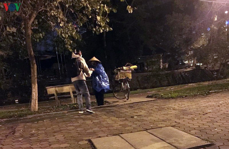 trao qua den tay nguoi vo gia cu, nguoi o trong khu o chuot ven song hinh 5