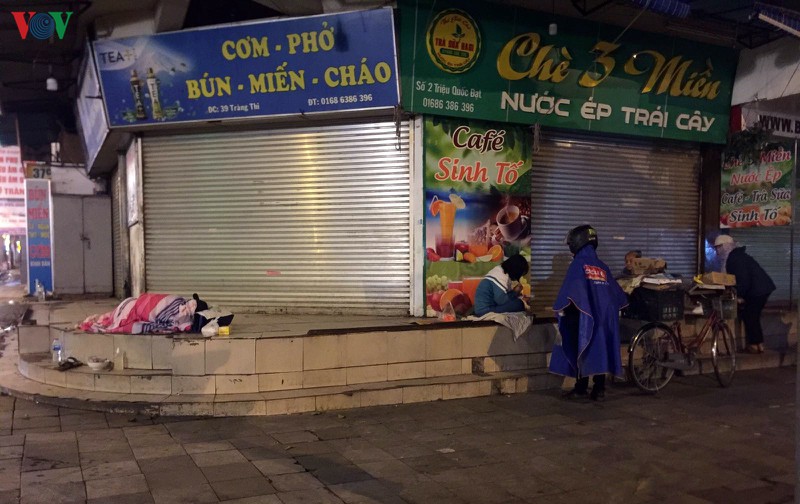 trao qua den tay nguoi vo gia cu, nguoi o trong khu o chuot ven song hinh 7