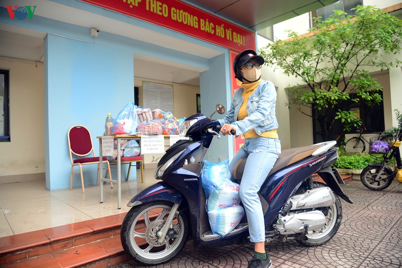 trao qua den tay nguoi vo gia cu, nguoi o trong khu o chuot ven song hinh 11
