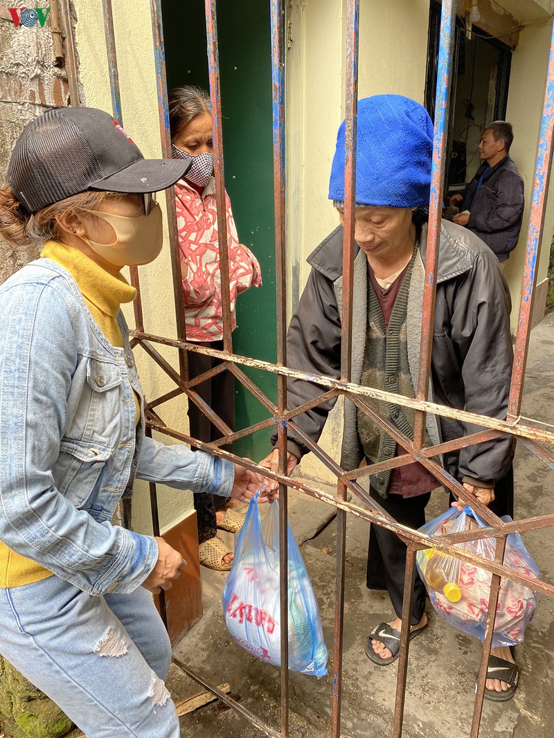 trao qua den tay nguoi vo gia cu, nguoi o trong khu o chuot ven song hinh 12