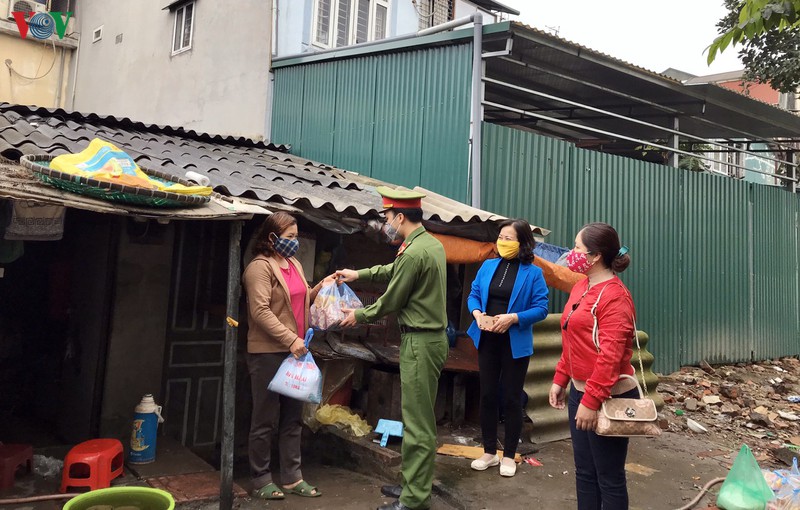 trao qua den tay nguoi vo gia cu, nguoi o trong khu o chuot ven song hinh 14