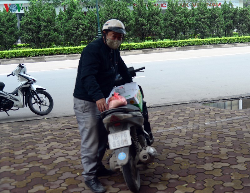 nhieu nguoi di xe ga, an mac lich su van ghe "xin" do o diem phat tu thien hinh 2