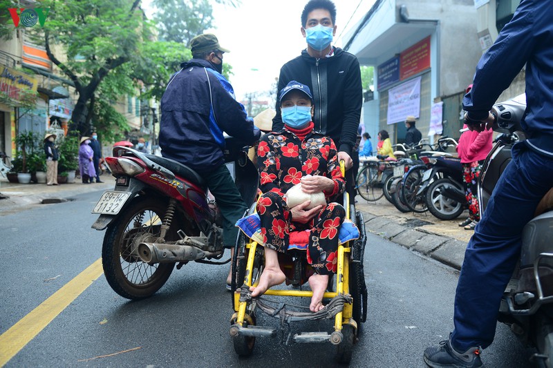 trao qua den tay nguoi vo gia cu, nguoi o trong khu o chuot ven song hinh 17