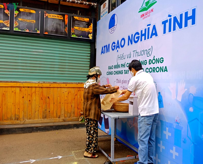 anh: nguoi ngheo xep hang dai den nhan nhu yeu pham tu "atm gao" hinh 2