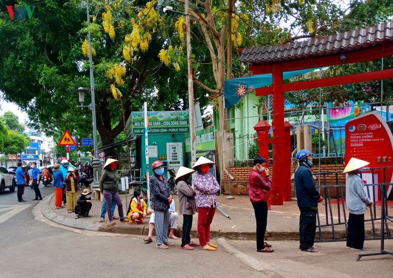 anh: nguoi ngheo xep hang dai den nhan nhu yeu pham tu "atm gao" hinh 5