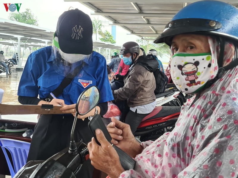 tinh nguyen vien can tho "doi mua" lam nhiem vu tai chot kiem dich hinh 3