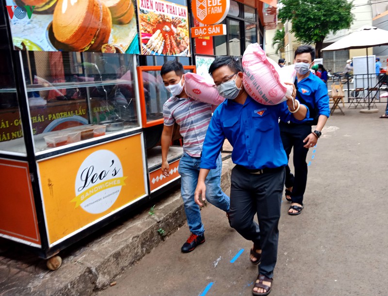 anh: nguoi ngheo xep hang dai den nhan nhu yeu pham tu "atm gao" hinh 8