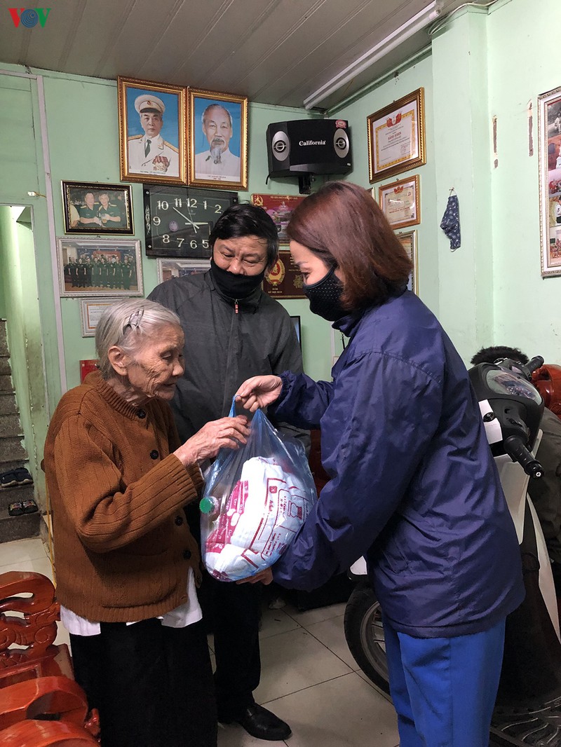 ha noi tiep tuc phun khu khuan, ho tro nguoi dan chong dich covid-19 hinh 6