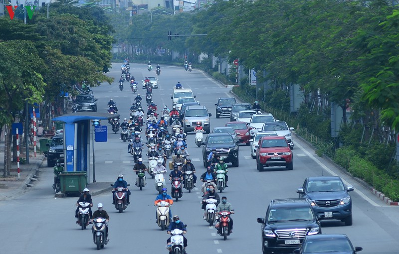 duong pho ha noi dong nghit nguoi trong ngay thu 15 cach ly xa hoi hinh 8