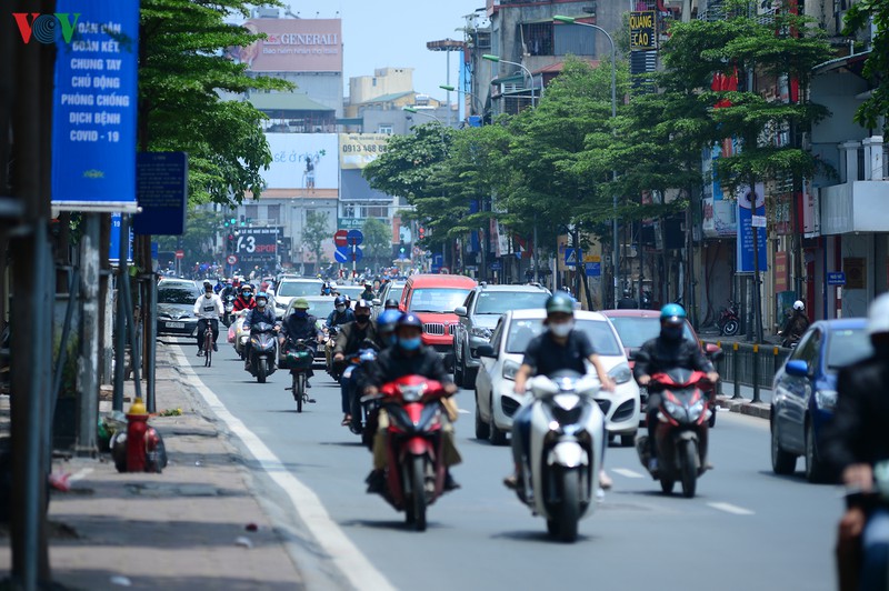 duong pho ha noi dong nghit nguoi trong ngay thu 15 cach ly xa hoi hinh 7