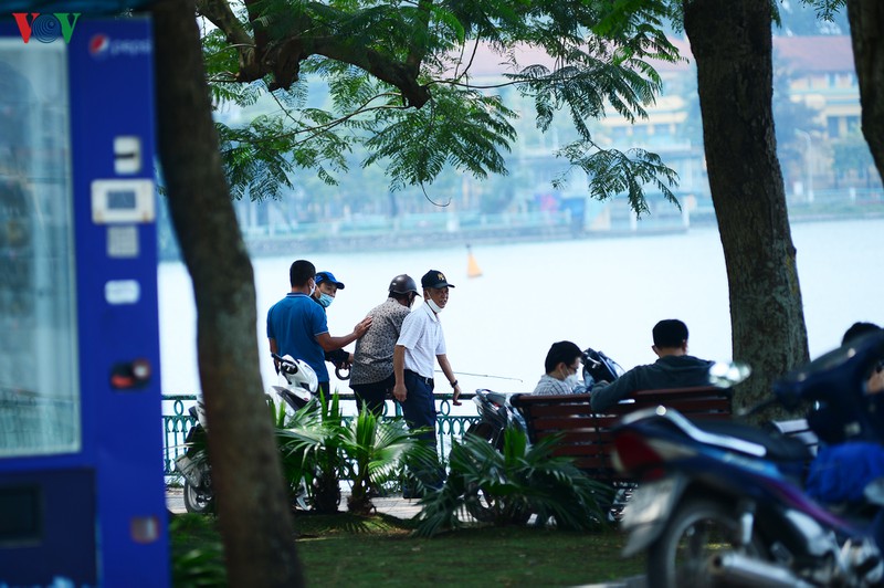 duong pho ha noi dong nghit nguoi trong ngay thu 15 cach ly xa hoi hinh 4