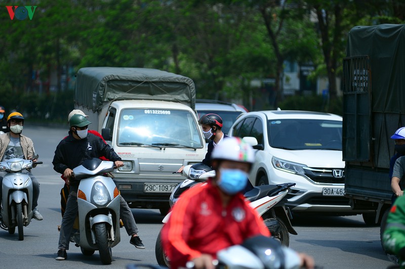 anh: duong pho ha noi van tap nap trong ngay thu 17 cach ly xa hoi hinh 10
