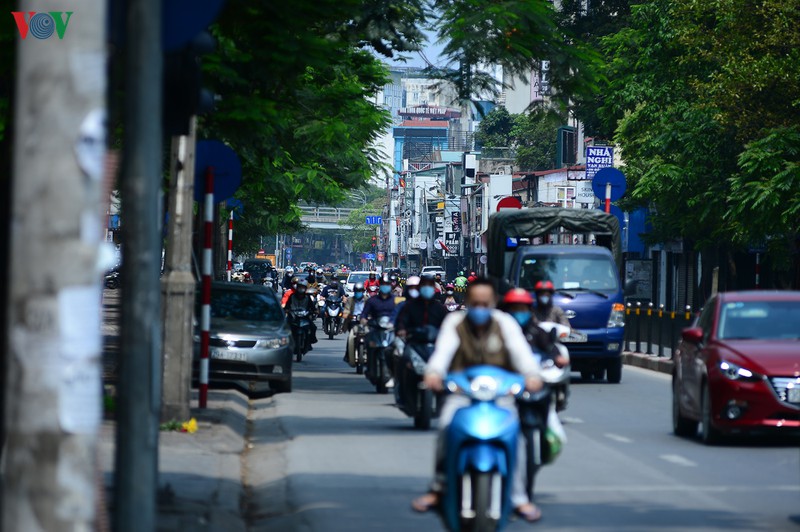 duong pho ha noi dong nghit nguoi trong ngay thu 15 cach ly xa hoi hinh 3