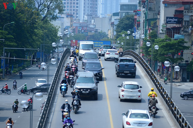duong pho ha noi dong nghit nguoi trong ngay thu 15 cach ly xa hoi hinh 2