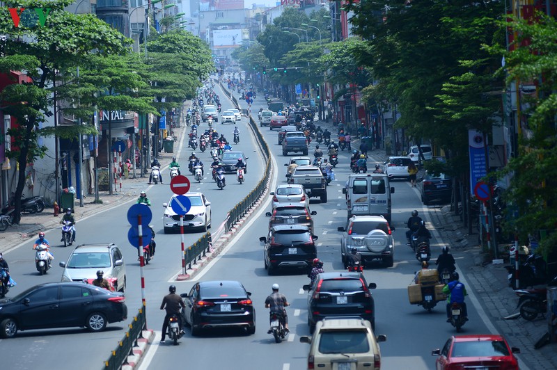 duong pho ha noi dong nghit nguoi trong ngay thu 15 cach ly xa hoi hinh 1