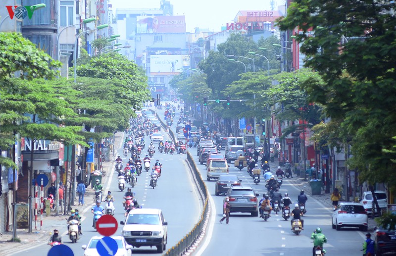 duong pho ha noi dong nghit nguoi trong ngay thu 15 cach ly xa hoi hinh 10