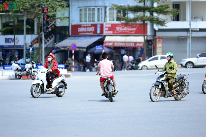 duong pho ha noi dong nghit nguoi trong ngay thu 15 cach ly xa hoi hinh 13