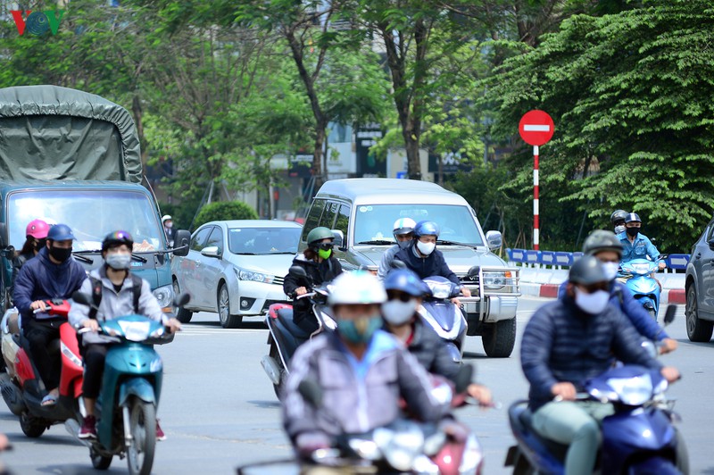 duong pho ha noi dong nghit nguoi trong ngay thu 15 cach ly xa hoi hinh 11