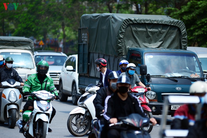 duong pho ha noi dong nghit nguoi trong ngay thu 15 cach ly xa hoi hinh 12