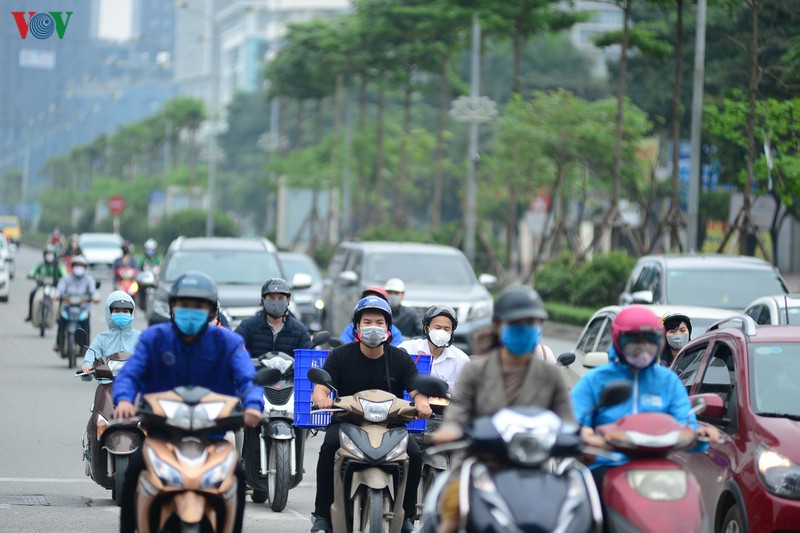 anh: duong pho ha noi van tap nap trong ngay thu 17 cach ly xa hoi hinh 1