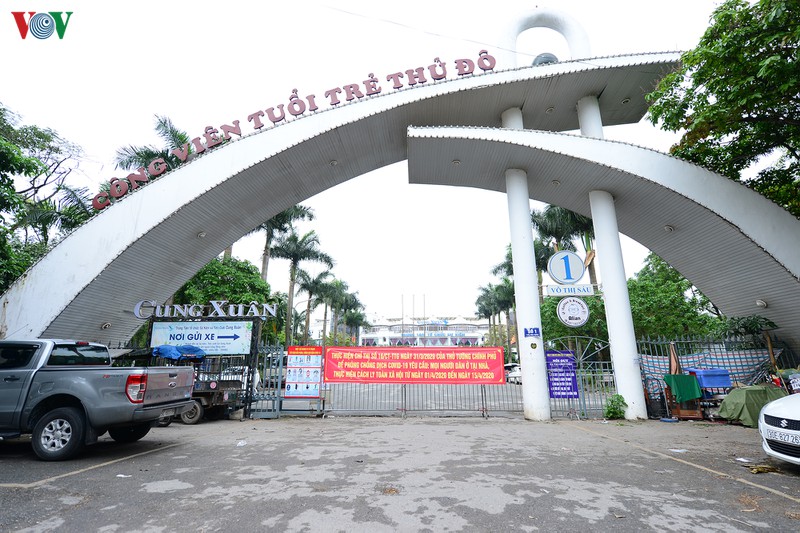 pho phuong ha noi rop bang ron, chung cu treo co co vu chong covid-19  hinh 2