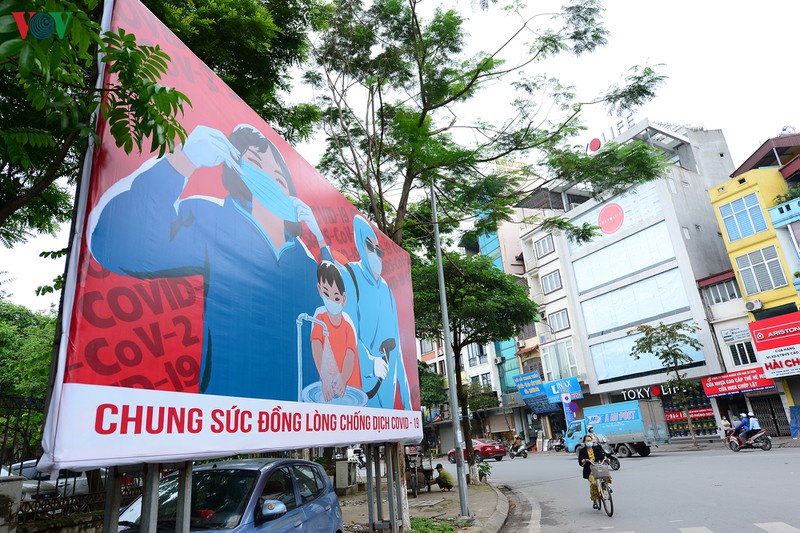 pho phuong ha noi rop bang ron, chung cu treo co co vu chong covid-19  hinh 1
