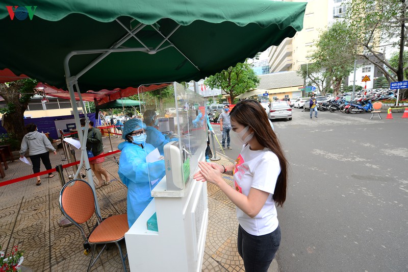 bv phu san ha noi kiem soat chat che, chi cho 1 nguoi nha vao hinh 7