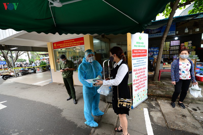 bv phu san ha noi kiem soat chat che, chi cho 1 nguoi nha vao hinh 5