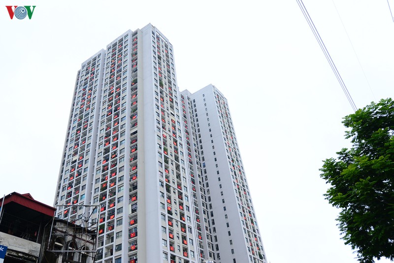 pho phuong ha noi rop bang ron, chung cu treo co co vu chong covid-19  hinh 11