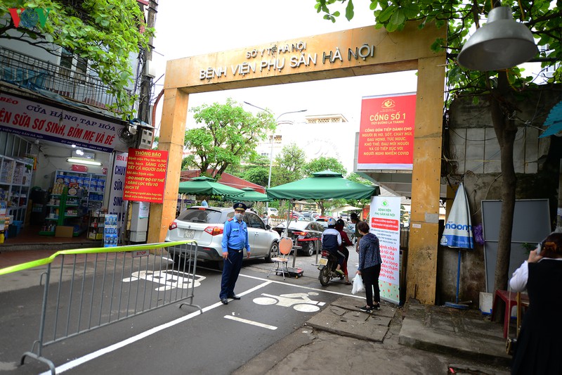 bv phu san ha noi kiem soat chat che, chi cho 1 nguoi nha vao hinh 2