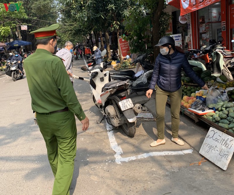 cong an ha noi dap xe di nhac nho, tuyen truyen chong dich covid-19 hinh 2