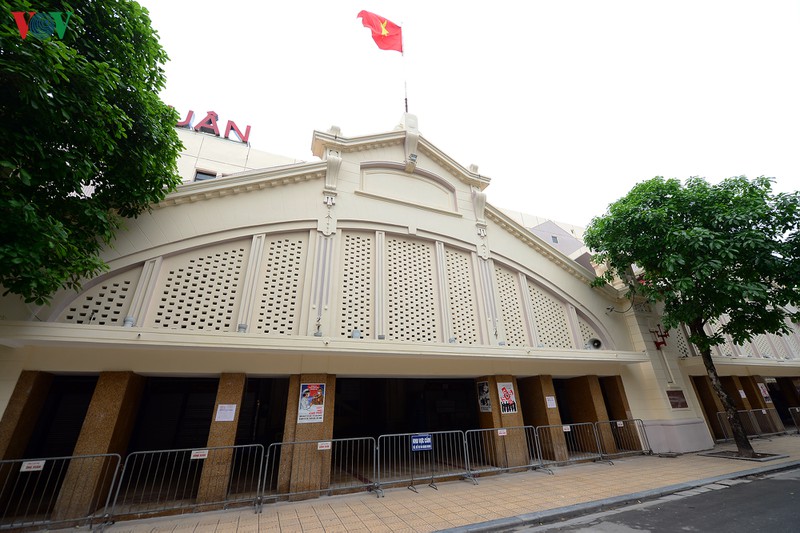 pho phuong ha noi rop bang ron, chung cu treo co co vu chong covid-19  hinh 5