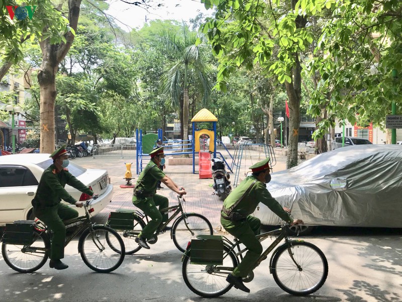 cong an ha noi dap xe di nhac nho, tuyen truyen chong dich covid-19 hinh 1