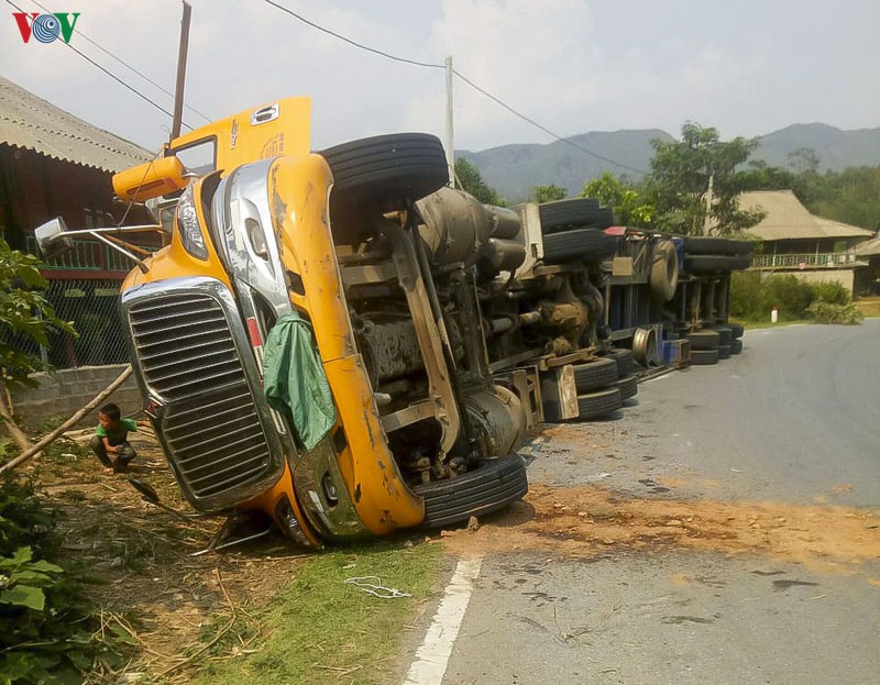 lat xe dau keo container tai dien bien hinh 1