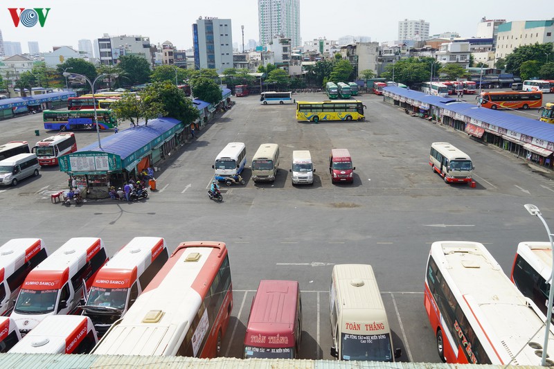 ngay dau hoat dong tro lai, 2 ben xe lon nhat tphcm diu hiu khach hinh 4