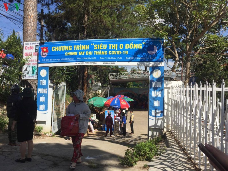 tinh doan lam dong tang 2000 phan qua giup do nguoi ngheo hinh 1