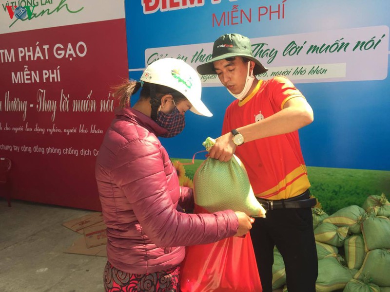 tinh doan lam dong tang 2000 phan qua giup do nguoi ngheo hinh 2