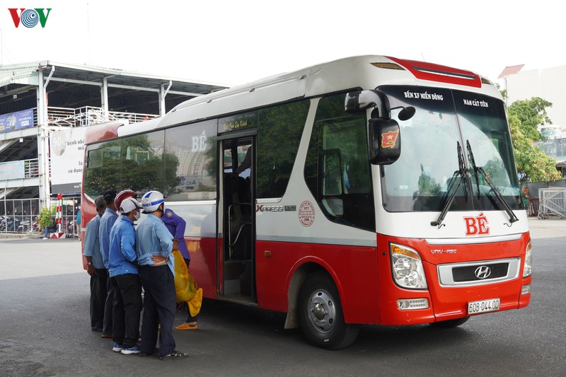 ngay dau hoat dong tro lai, 2 ben xe lon nhat tphcm diu hiu khach hinh 1