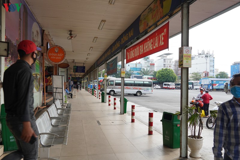 ngay dau hoat dong tro lai, 2 ben xe lon nhat tphcm diu hiu khach hinh 2