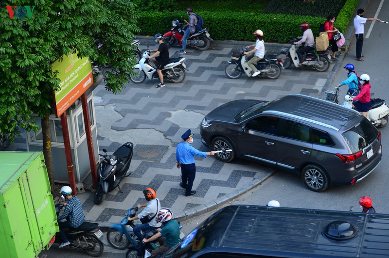 duong ra cac cua ngo ha noi tac nghen, xe may phai lao len via he hinh 20