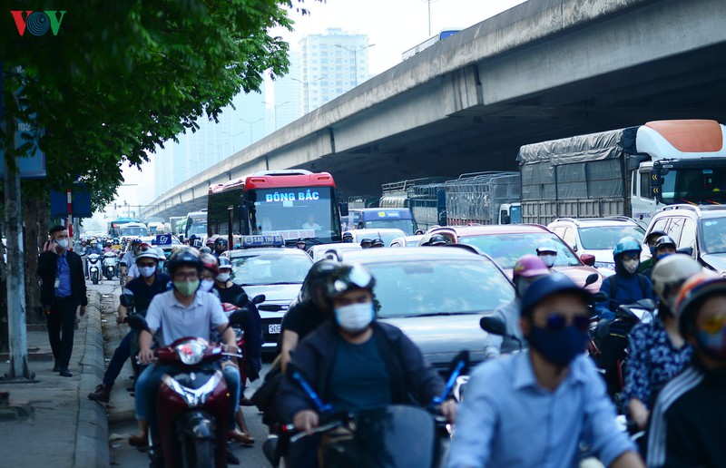 duong ra cac cua ngo ha noi tac nghen, xe may phai lao len via he hinh 8